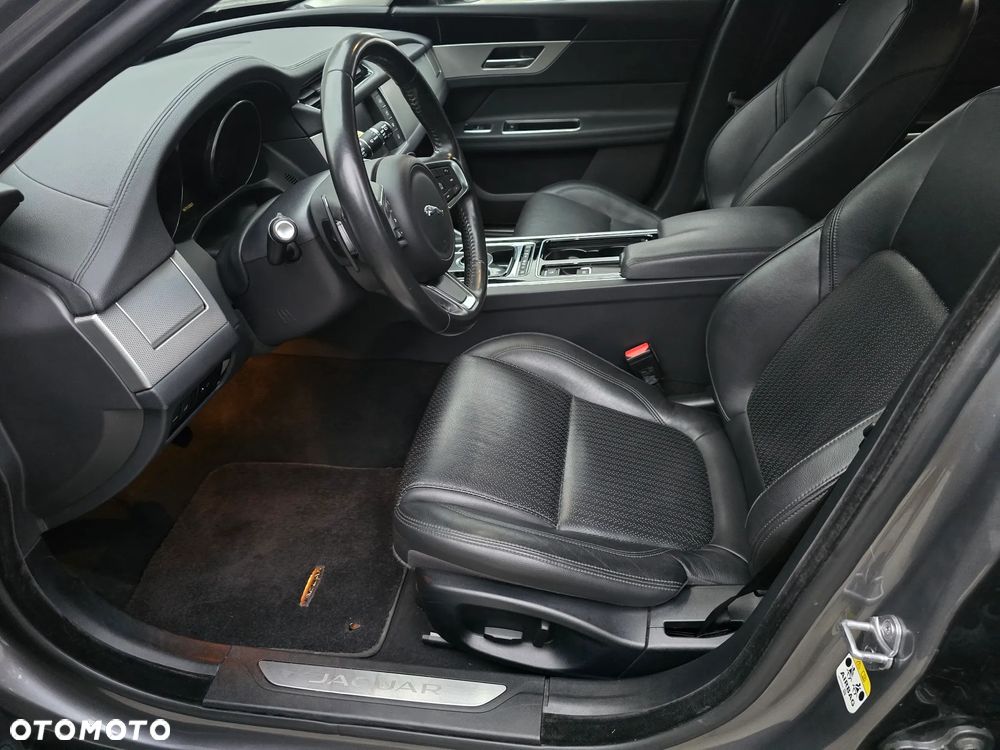 Jaguar XF 20d AWD Portfolio - 8
