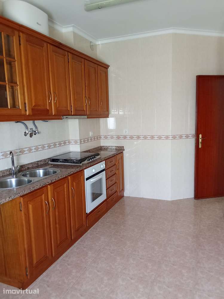 Apartamento T2 - Junto à Estação dos Foros de Amora - Grande imagem: 2/11