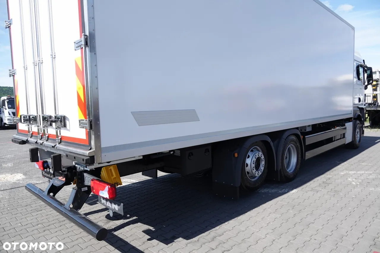 MAN TGX 26.520 / 6x2 / CHŁODNIA -8,6 M / AGREGAT THERMO KING T-1000R / 2025 R / OŚ PODNOSZONA / FABRYCZNIE NOWY - 12