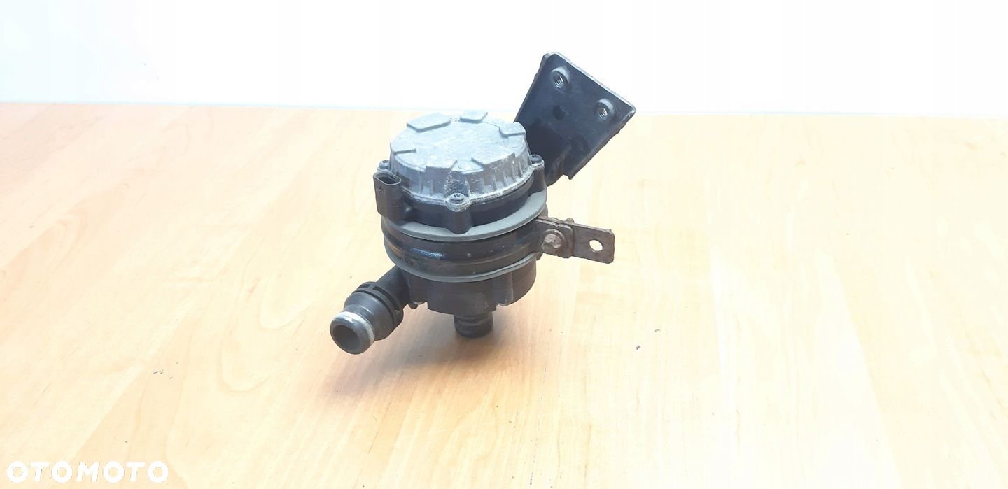 Mercedes E Klasa W213 pompa wody A0005002686 - 1