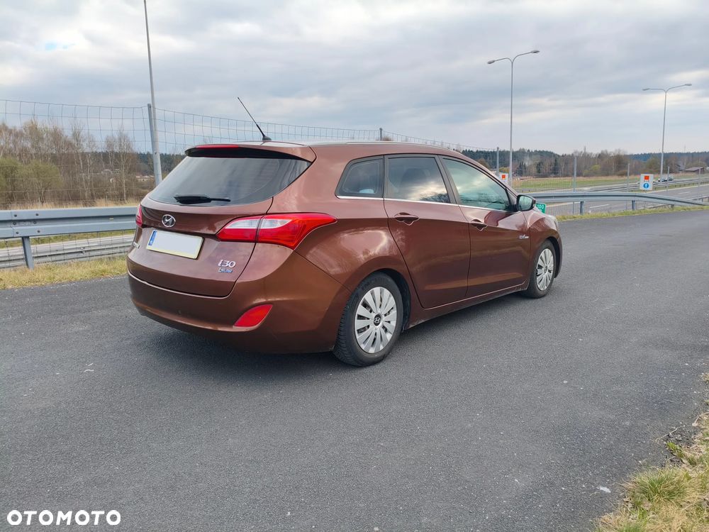 Hyundai i30 blue Kombi 1.6 CRDi Classic - 10