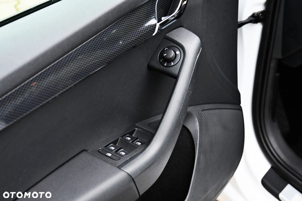 Skoda Octavia Combi 2.0 TDI DSG RS - 25