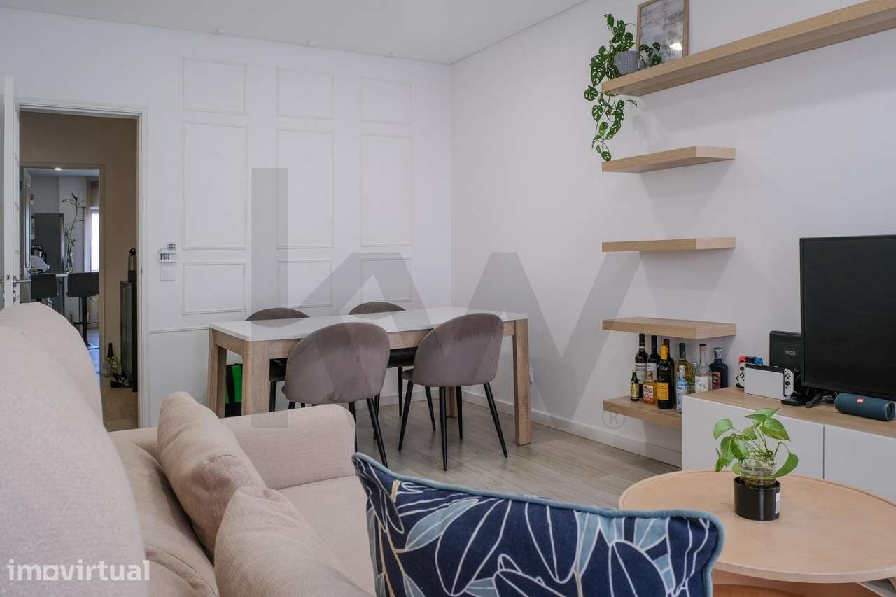 Apartamento T2 Renovado com Arrumos - Grande imagem: 2/26