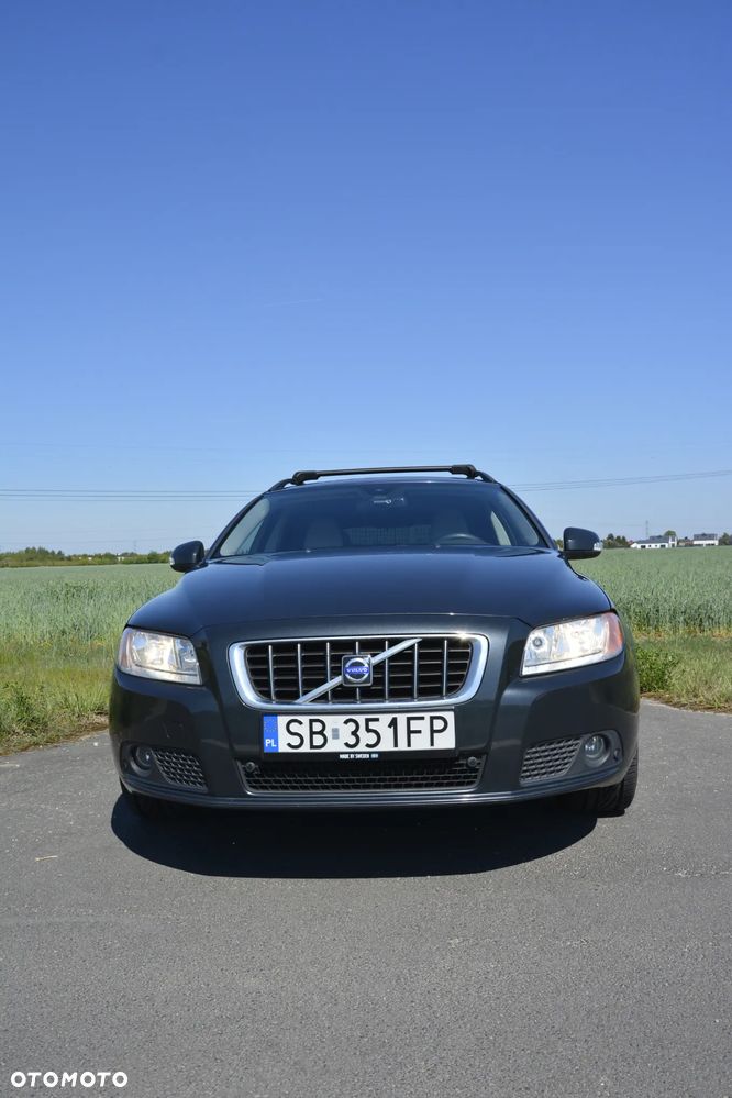 Volvo V70 2.4D Momentum - 1