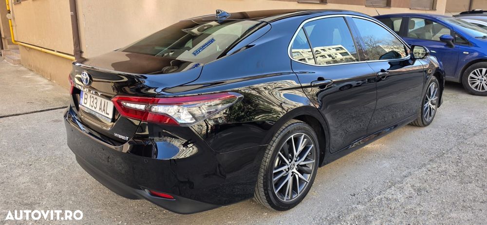 Toyota Camry Luxury - 3