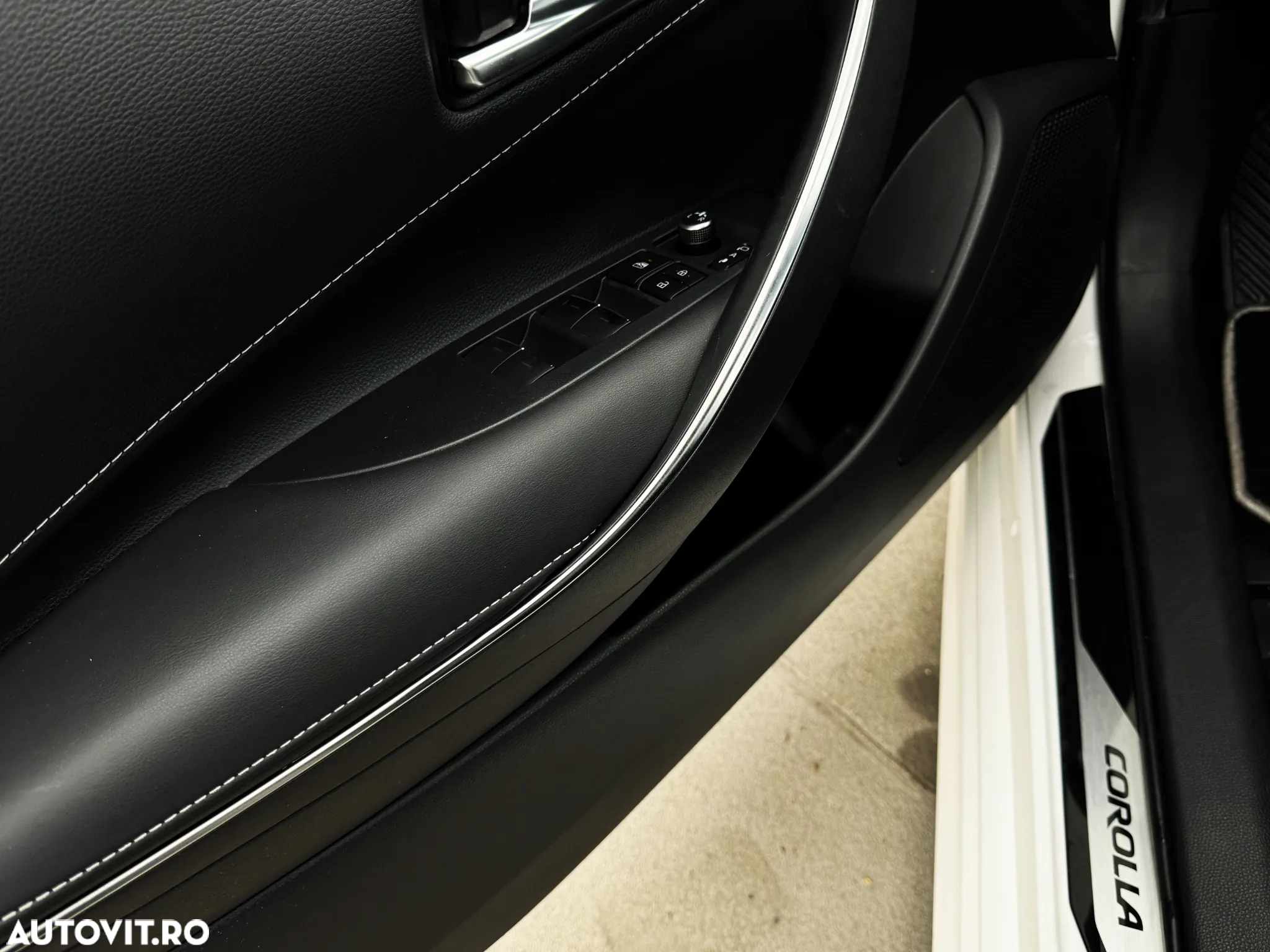 Toyota Corolla 1.8 HSD Exclusive interior Negru - 24