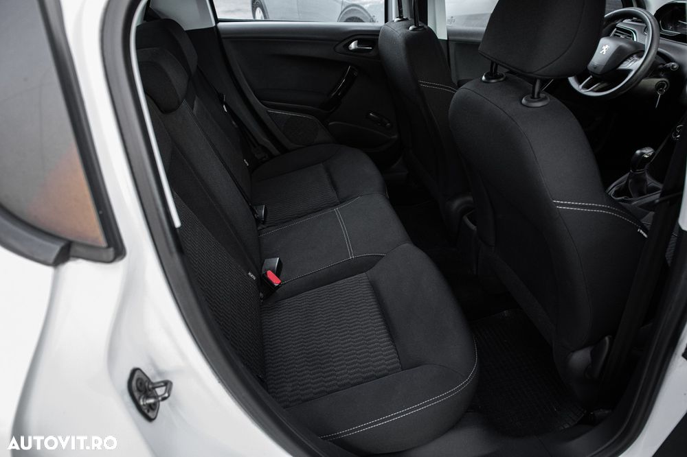 Peugeot 208 - 11
