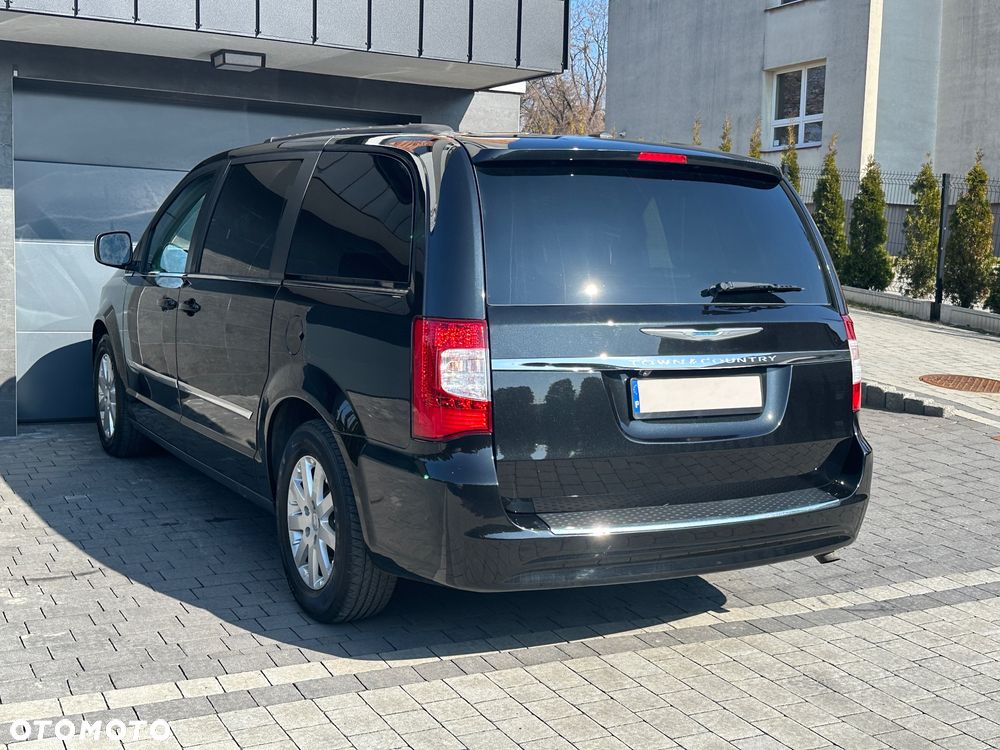 Chrysler Town & Country - 7