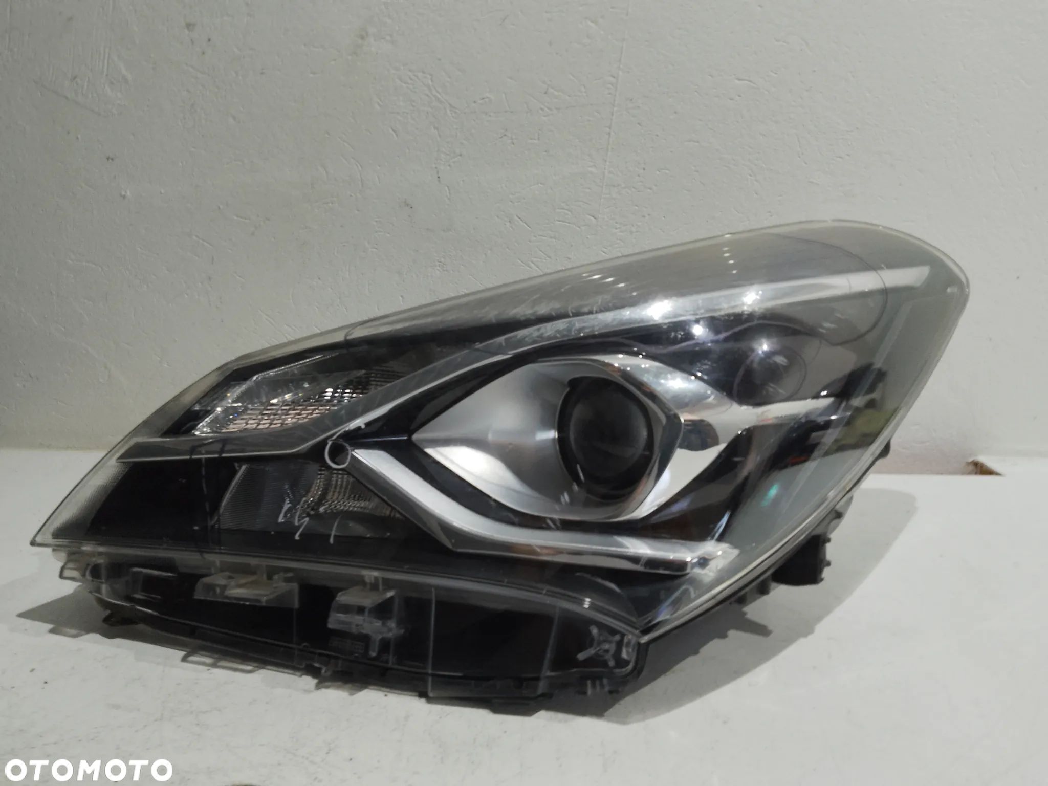 Toyota Yaris III FL 2014–2017 – Reflektor Lewy Przód Halogen EU - 1