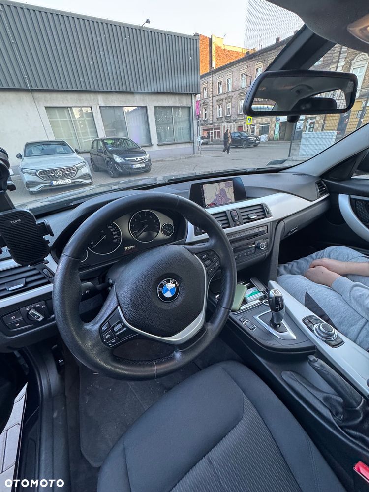 BMW Seria 3 320i - 5