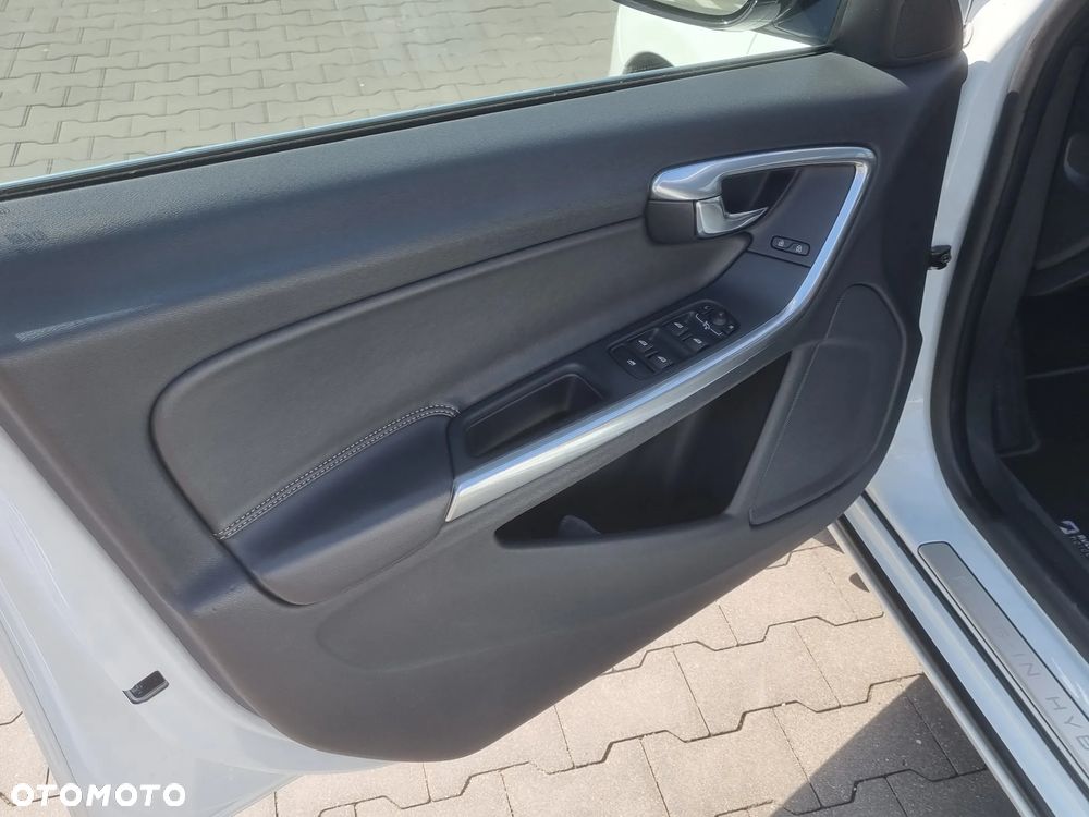 Volvo V60 D6 AWD Plug-in Hybrid R-Design Summum - 23