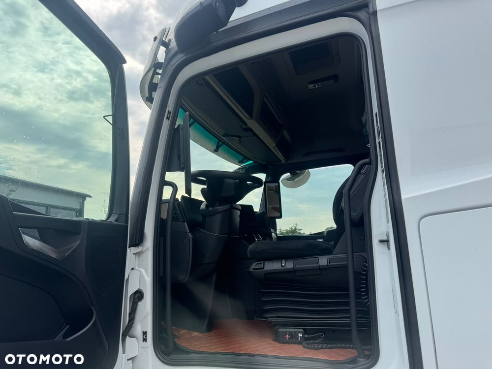 Mercedes-Benz ACTROS - 12