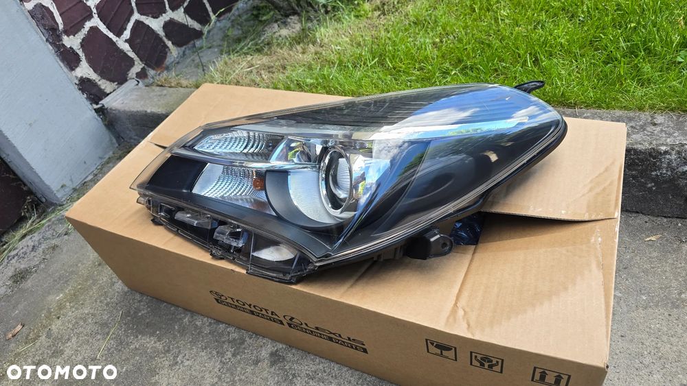 Yaris III Lift 14-17 Lampa Przednia Prawa Soczewka Nieklejona Oryginał - 6
