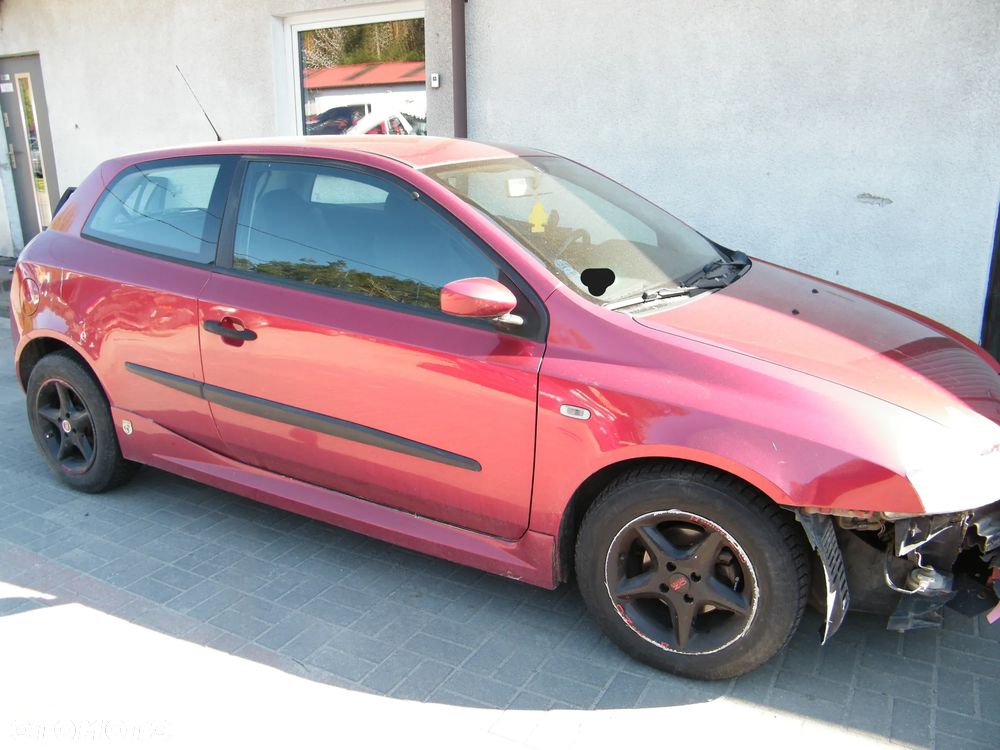 Fiat Stilo ABARTH (01-06r.) 1.4B 95KM.Silnik 843A1000 Skrzynia. Cały na części GWARANCJA !!!!  Przód Tył Zestaw Komplet Drzwi Klapa Zderzak Błotnik Maska Grill Atrapa Szyba Pas Lampa Lusterko Boczki Fotel Kanapa Kokpit Deska Rozdzielcza Przełącznik Włącznik Sterownik Przewody Wiązka Instalacja Moduł Komputer Czujnik Listwa Pompa Alternator Wtryski Głowica Rozrusznik Kompresor Sprzęgło Dwumas Silnik Skrzynia ABS Klimatyzacji Paliwa Wspomagania Kolektor Turbina Przepustnica Zawór Chłodnica Koło Hak Belka Sanki Zawieszenie Mcpherson Półoś Amortyzator Wydech Tłumik Zacisk Most - 3