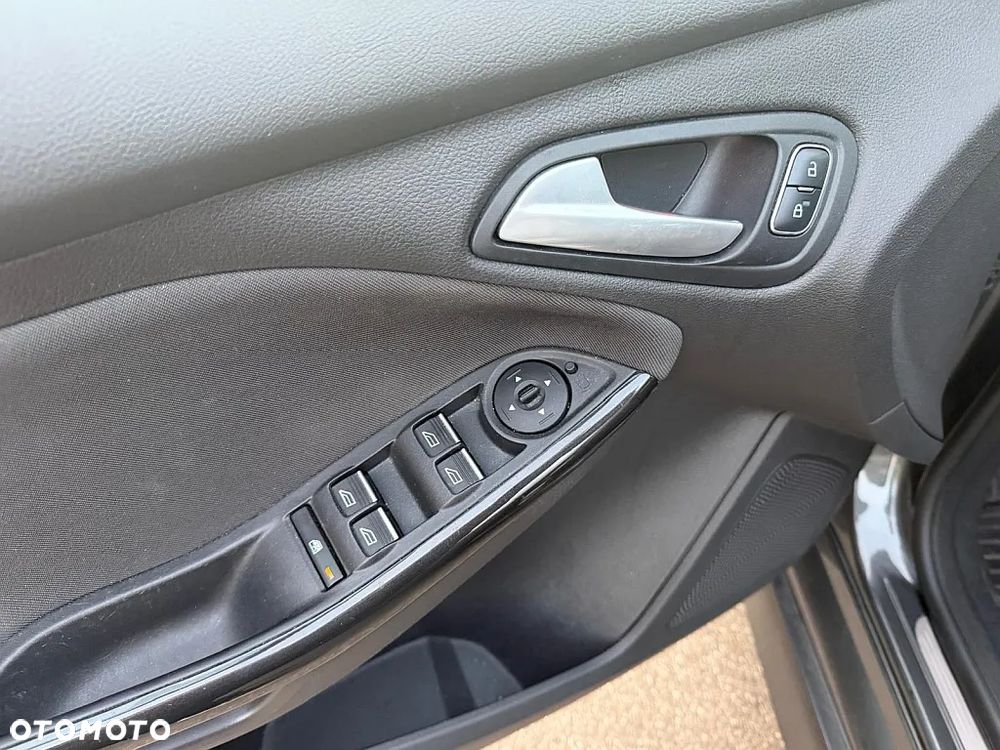Ford Focus 1.5 EcoBlue Start-Stopp-System ST-LINE DESIGN - 24