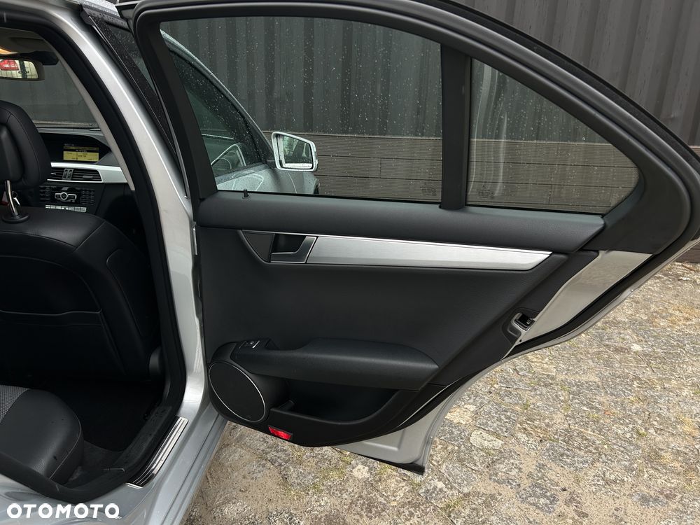Mercedes-Benz Klasa C 180 BlueEFFICIENCY 7G-TRONIC Avantgarde - 29