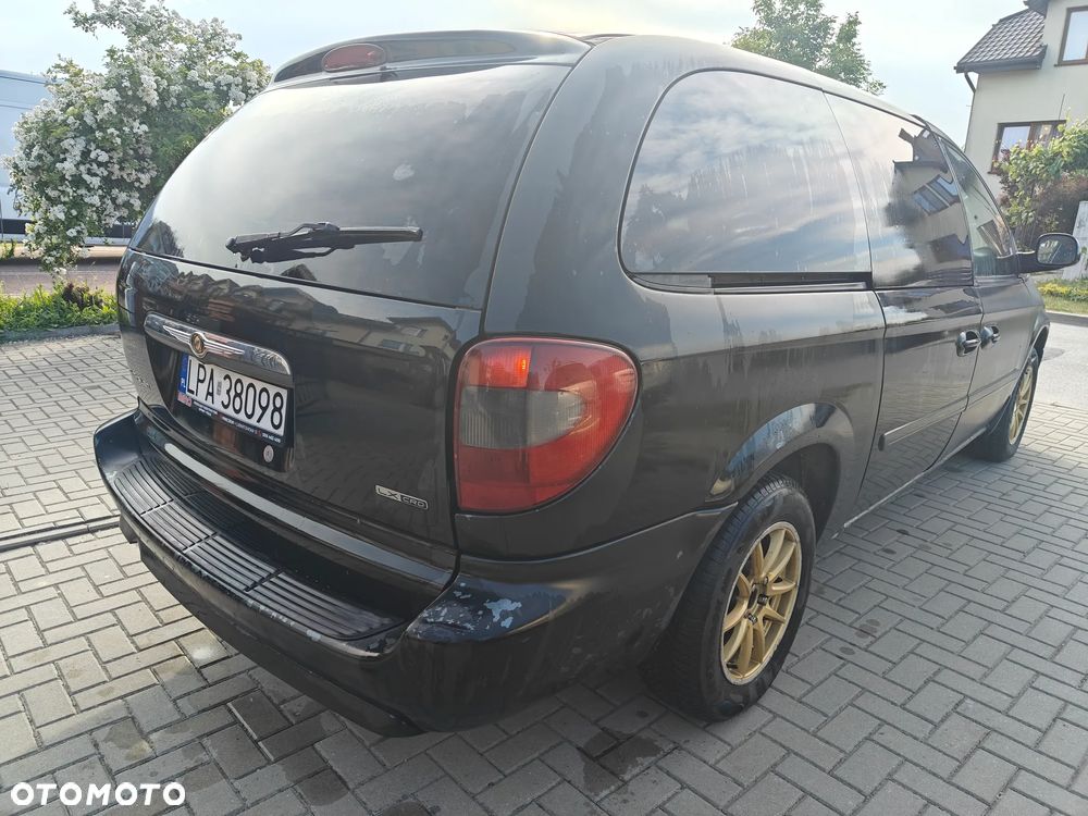 Chrysler Town & Country - 3