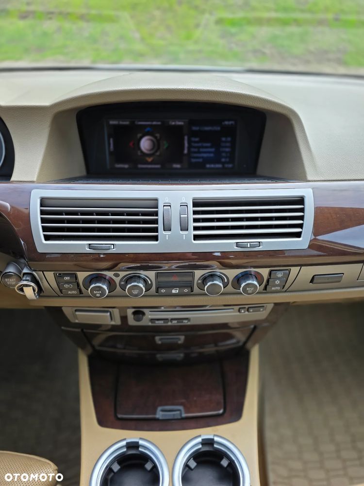 BMW Seria 7 750i L - 16