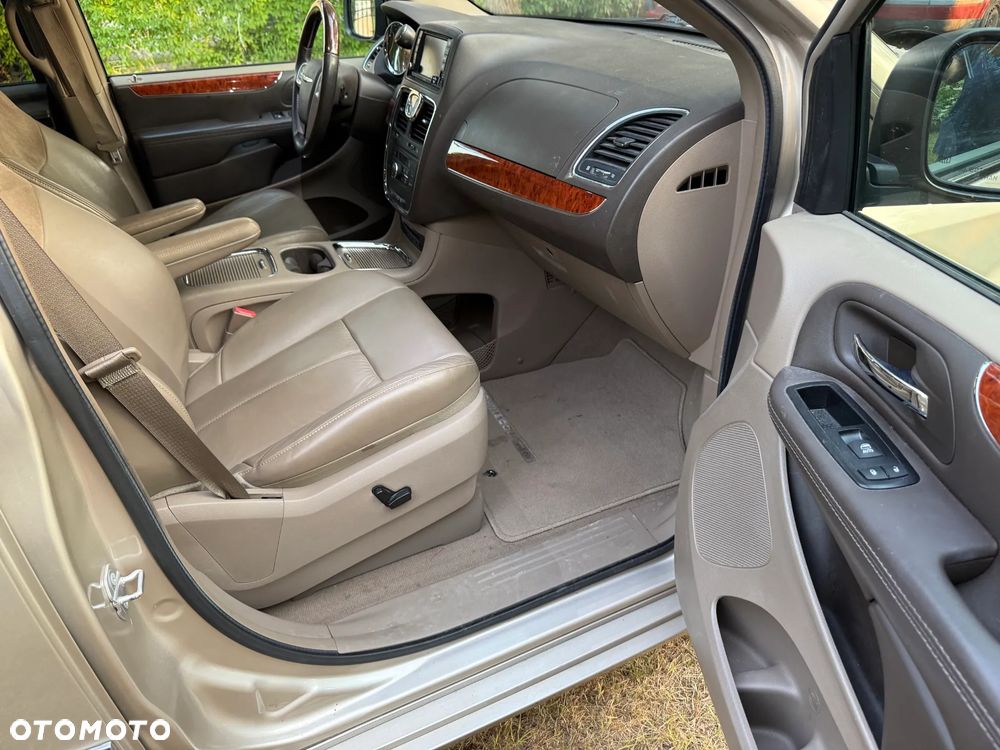Chrysler Town & Country 3.6 Limited - 16
