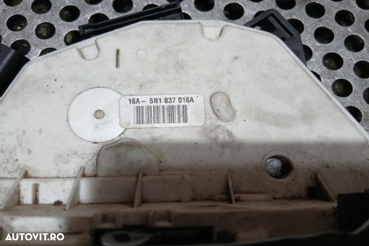 Broasca usa fata dreapta 5N1837016A 5N1837016A Volkswagen VW Passat C - 3