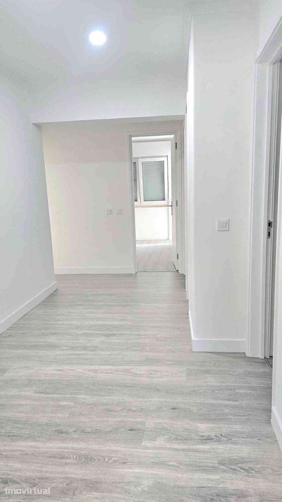 APARTAMENTO T3 TOTALMENTE REMODELADO COM VARANDAS E ARRECADAÇÃO - Grande imagem: 5/8