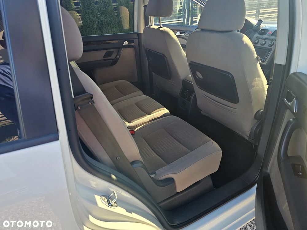 Volkswagen Touran - 12