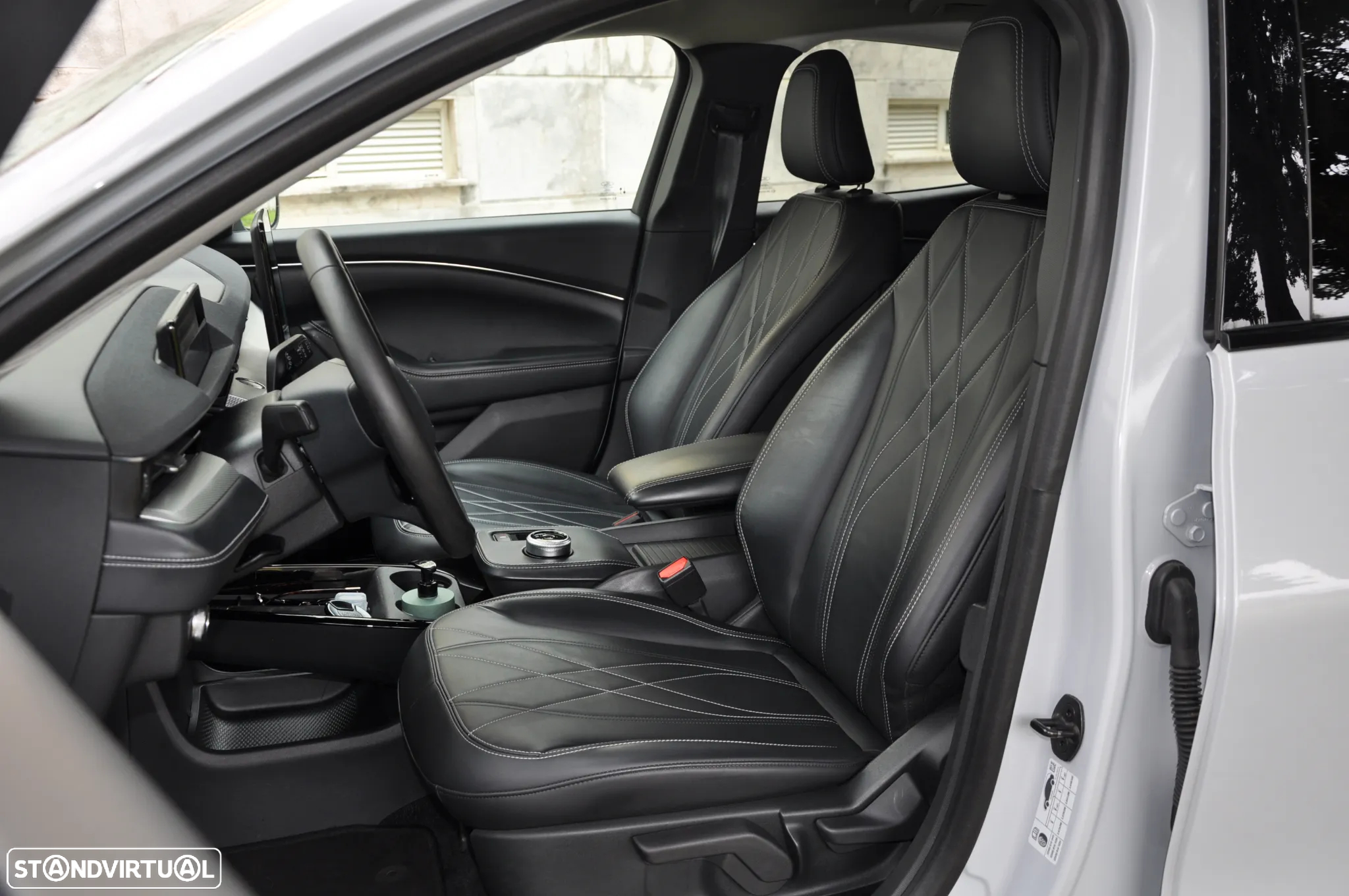 Ford Mustang Mach-E 75.7 kWh Premium AWD - 26