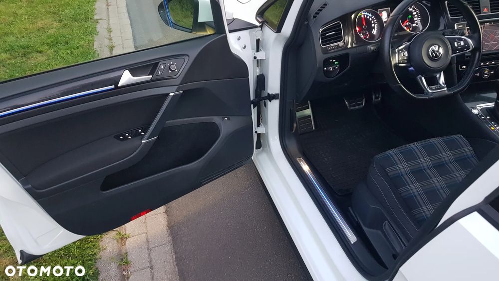 Volkswagen Golf - 20