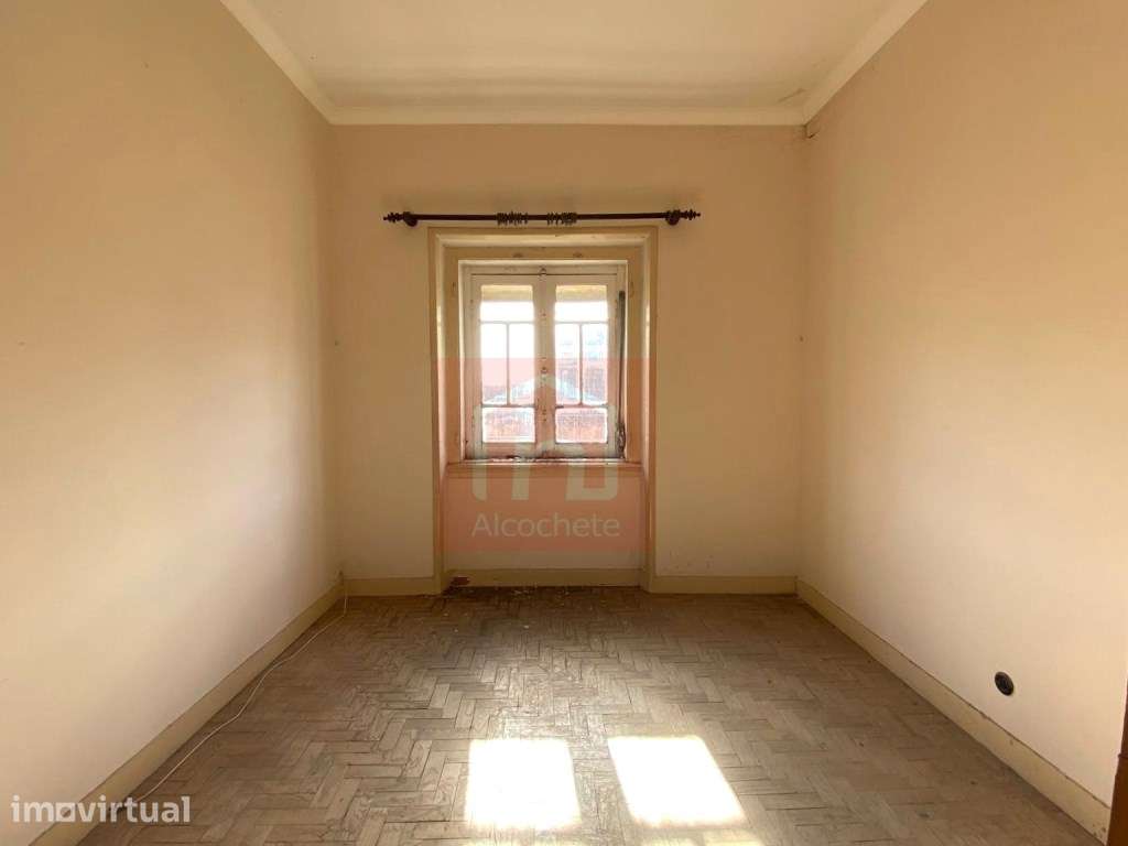Prédio de 2 pisos para recuperar com logradouro no centro do Montijo - Grande imagem: 4/23