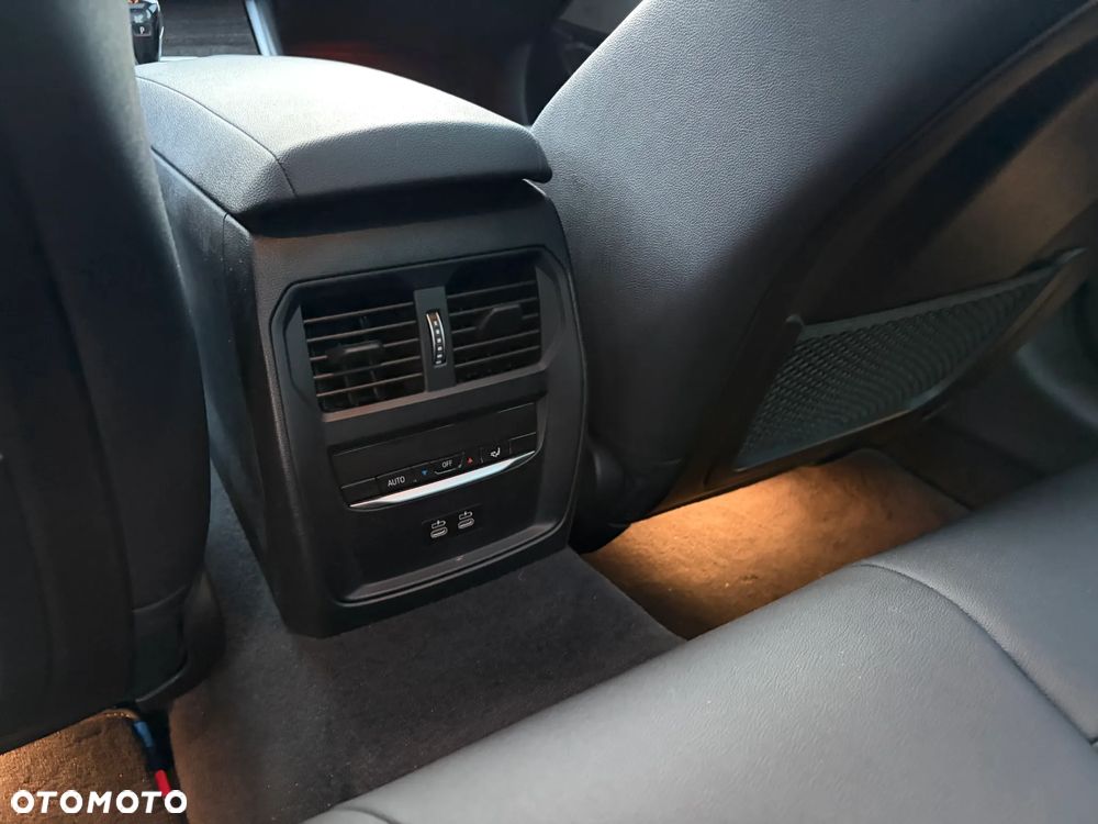 BMW Seria 3 330e M Sport - 31