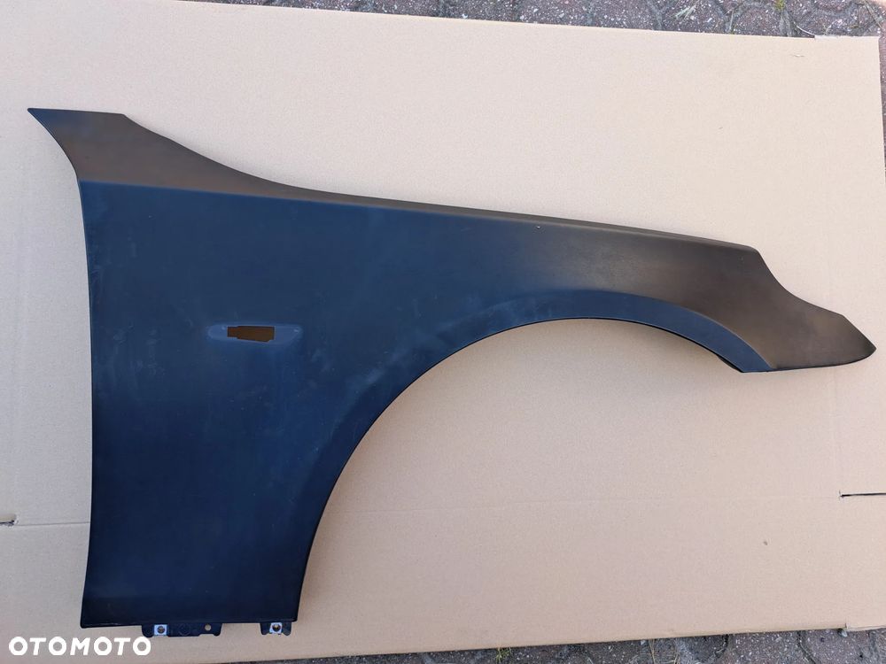 Błotnik przód prawy BMW E60 E61 oryginał czarny mat - 1