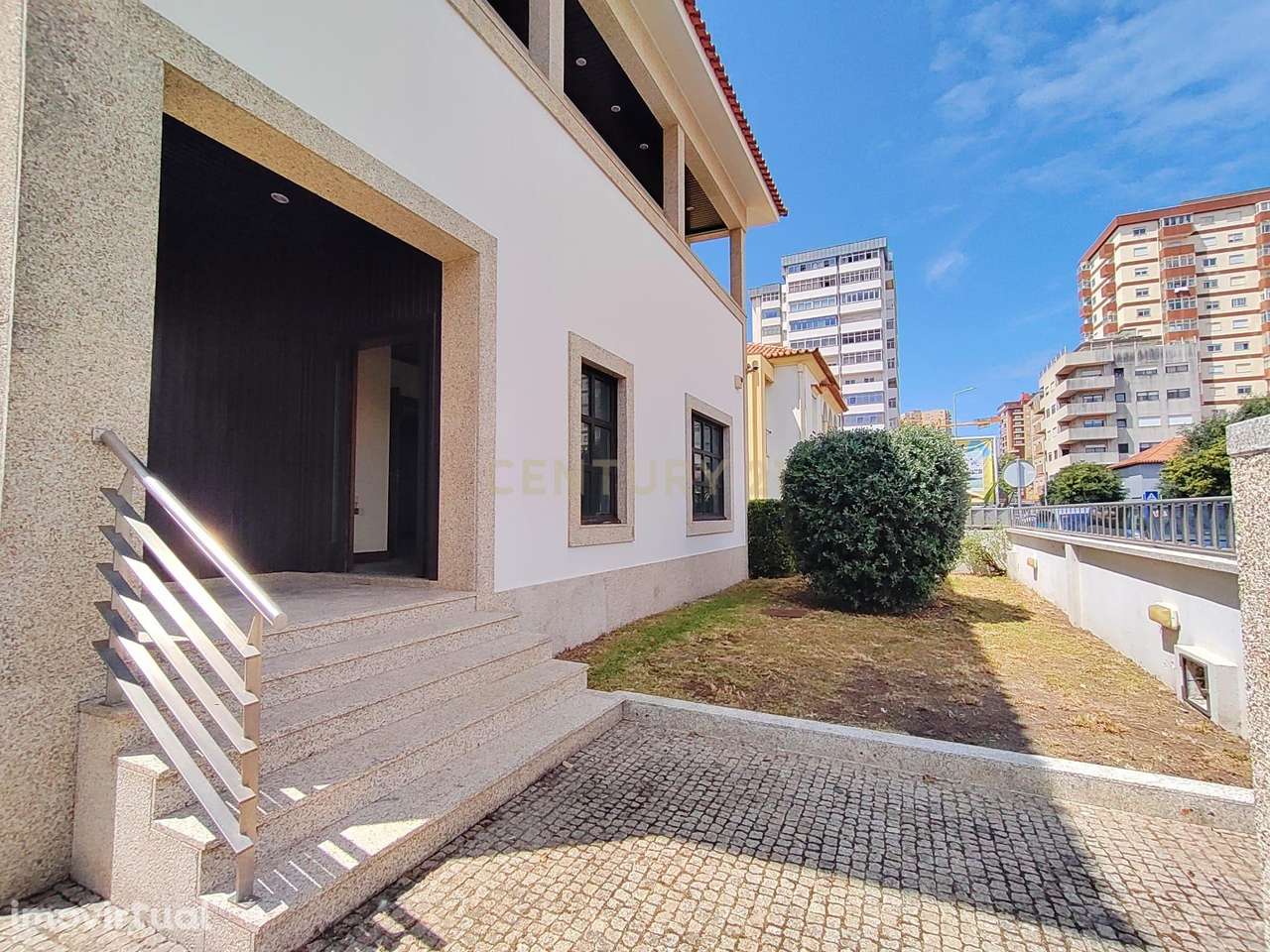 Moradia de 4 Frentes com Piscina — Localização Premium na Póvoa de Var - Grande imagem: 2/60