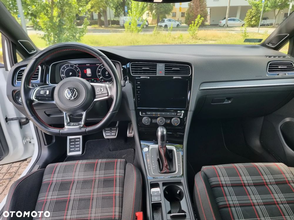Volkswagen Golf - 11