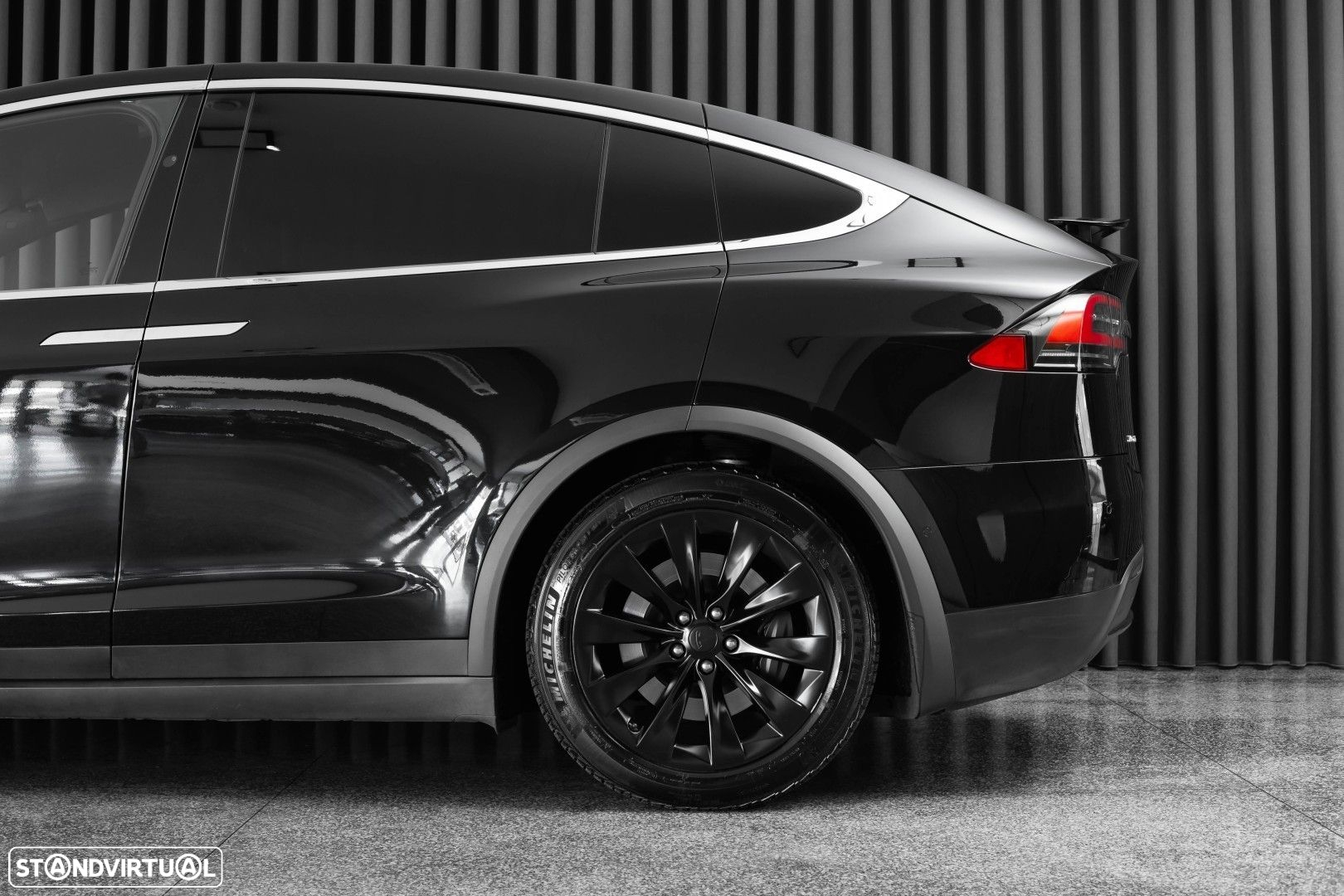 Tesla Model X 75D - 8