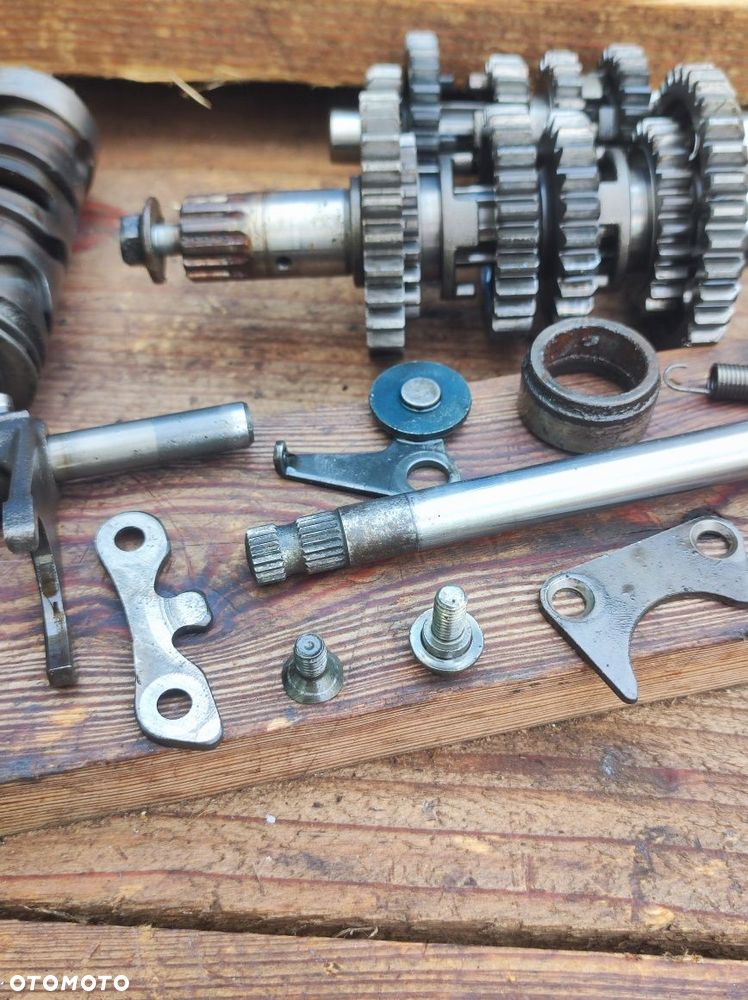 Skrzynia biegów Suzuki GN 125 DR 125 GZ 125 komplet wałki bęben wodziki OEM - 11
