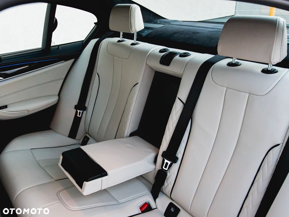 BMW Seria 5 M550i xDrive - 36