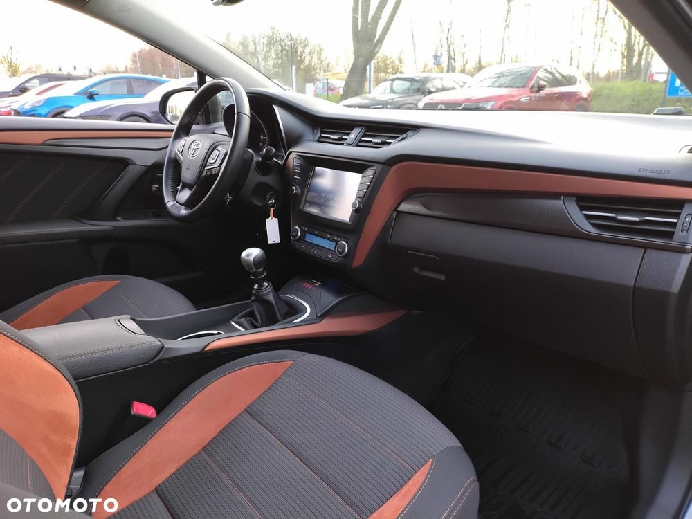 Toyota Avensis 1.8 Premium - 26