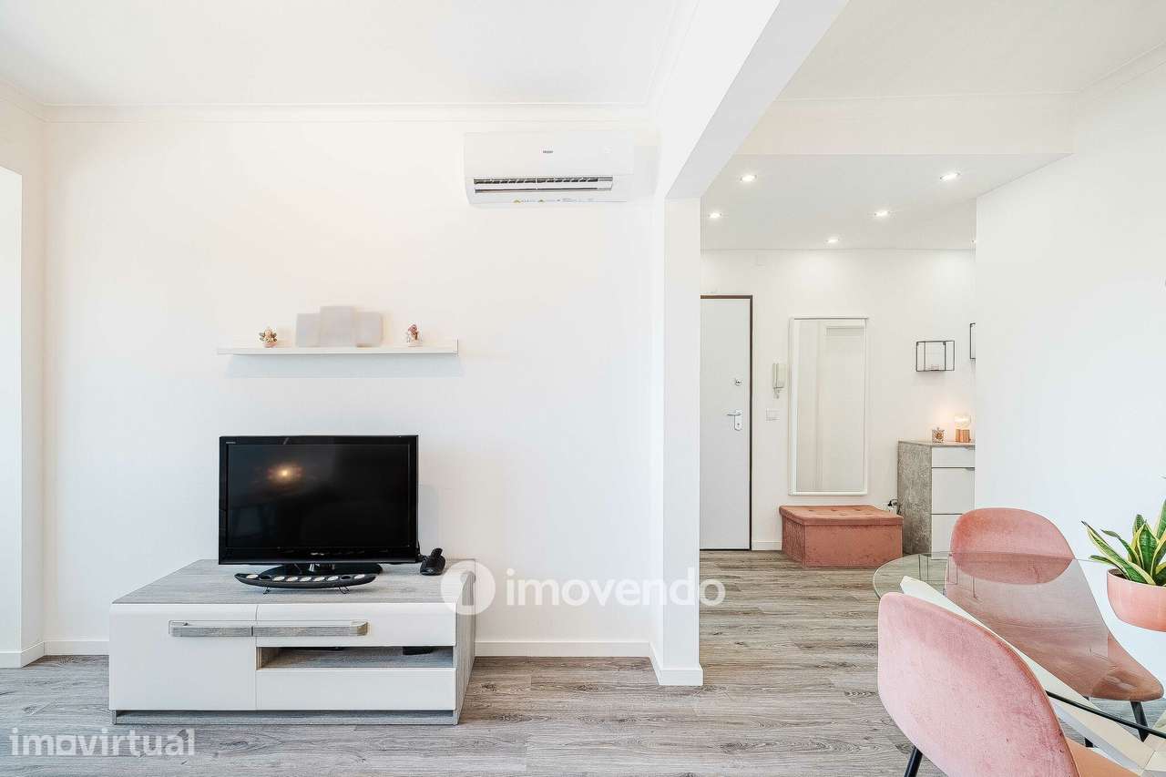 Apartamento T2 totalmente remodelado, nos Foros da Amora - Grande imagem: 4/41