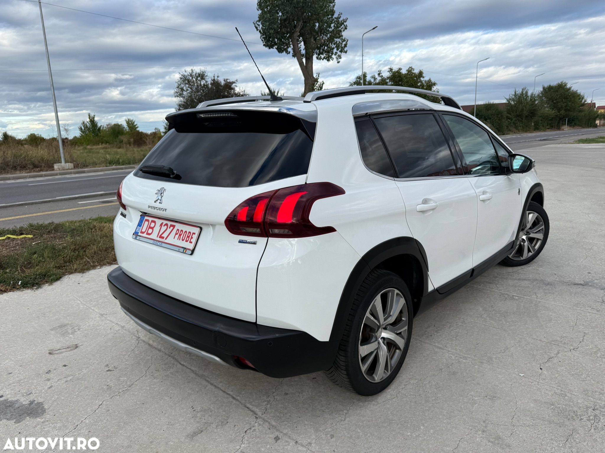 Peugeot 2008 1.2 PureTech Turbo EAT6 S&S GT-Line - 4
