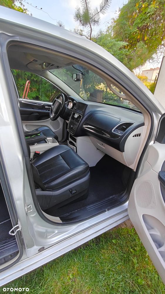 Chrysler Town & Country - 20