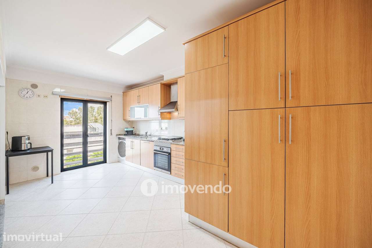 Apartamento T2, com estacionamento e arrecadação, em Vialonga - Grande imagem: 2/50