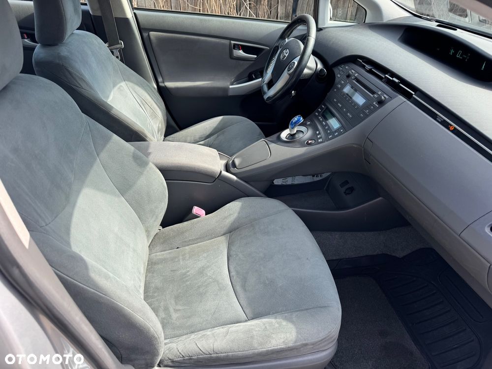 Toyota Prius (Hybrid) Life - 14