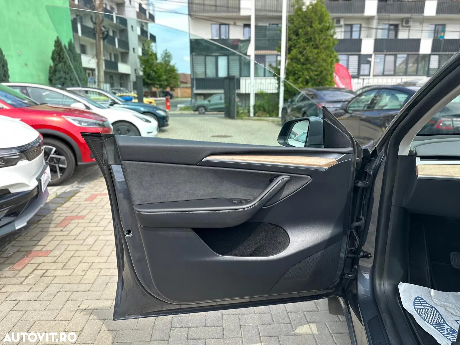 Tesla Model Y Long Range AWD - 36