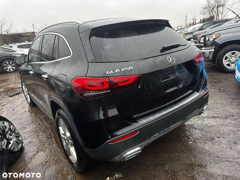 Mercedes-Benz GLA 250 4Matic 7G-DCT Urban - 9