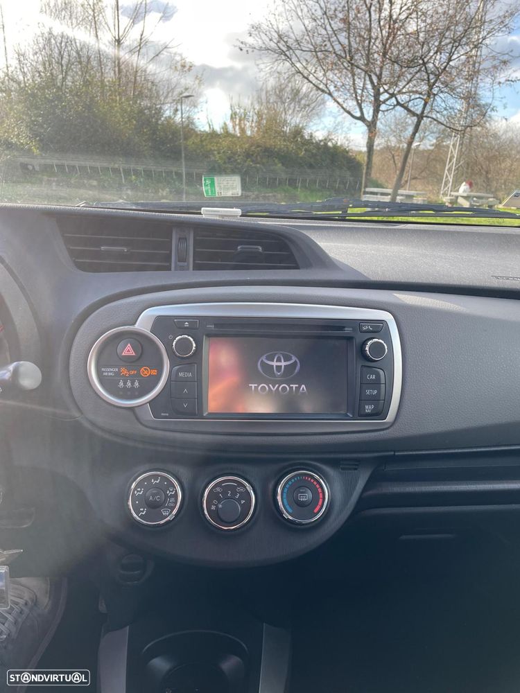 Toyota Yaris 1.0 VVT-i AC Manual - 11