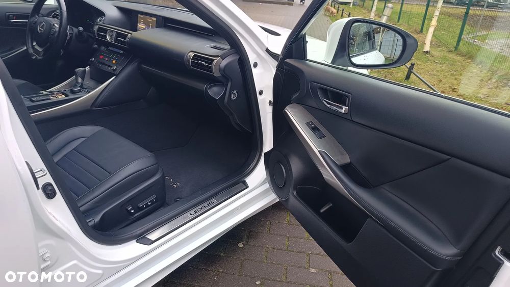 Lexus IS 300h F Sport - 18