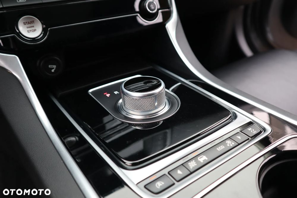 Jaguar XE 20d Prestige - 19