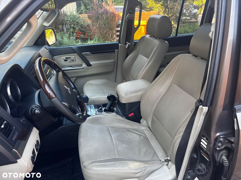Mitsubishi Pajero - 10