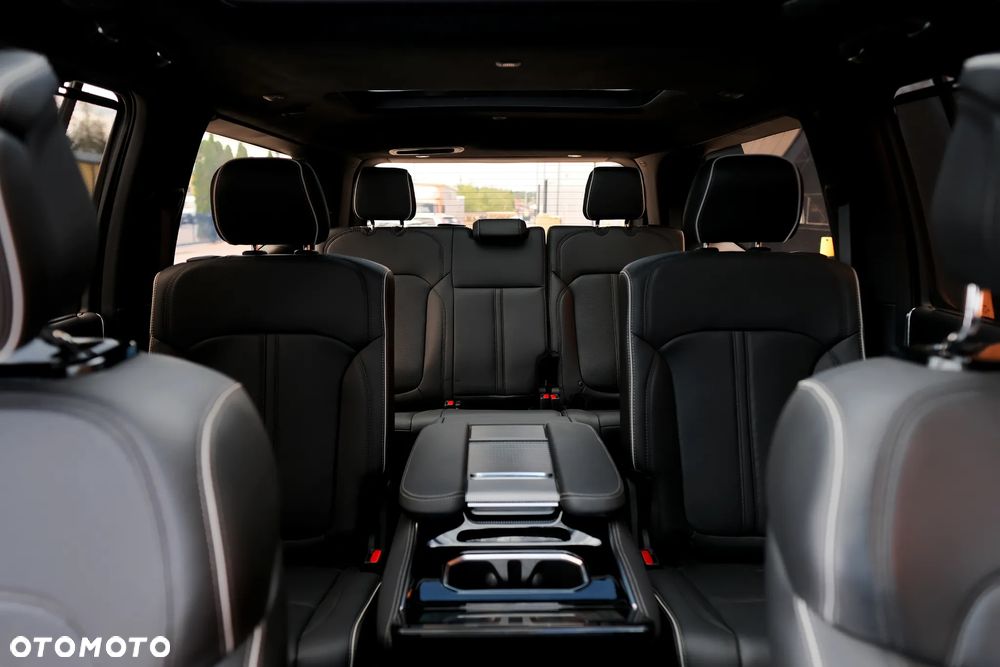 Jeep Grand Wagoneer - 30