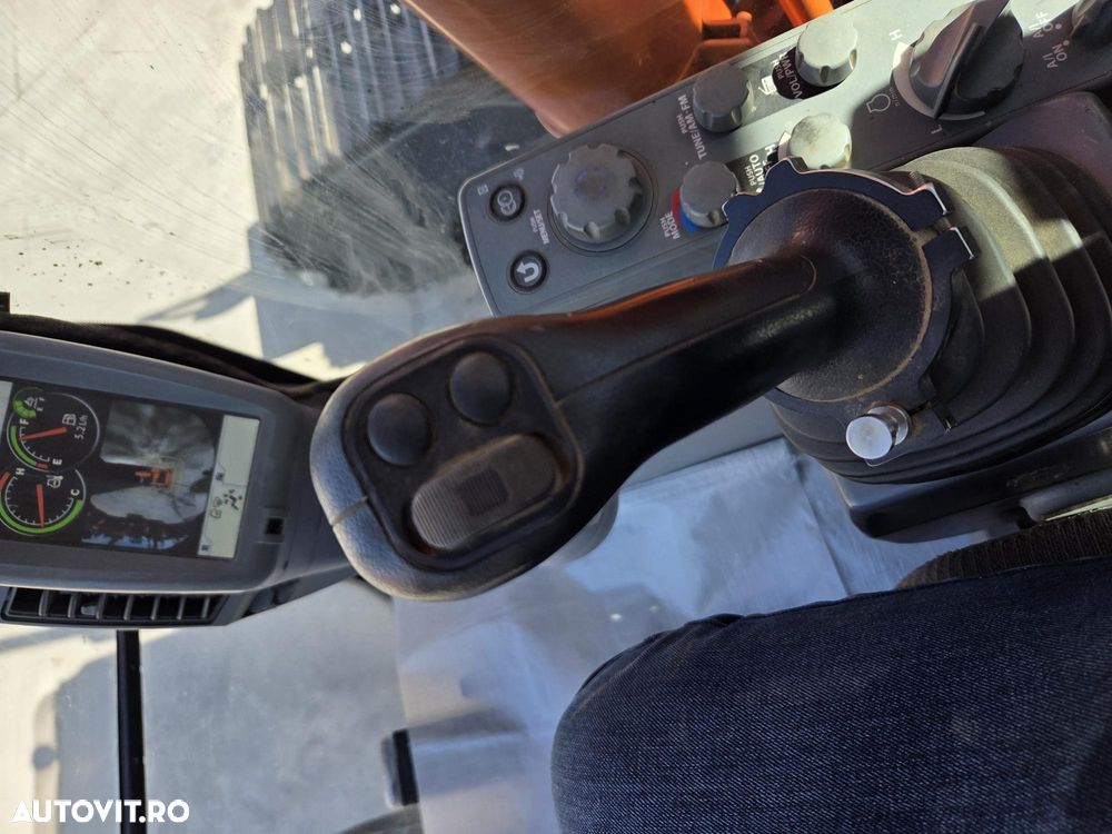 Hitachi ZX210, 23t, cupa NOUA 1,3mc, CUPLA RAPIDA, camere spate si laterale, inst picon, CONSUM MEDIU 9,6l/h, senile 80% ok doar 988h deplasare, 3 pompe hidr HITACHI, antifurt, motor ISUZU, ad sapare 7m, ridica 14t, STARE BUNA,leasing 4ani-83.900 EUR+Tva - 7